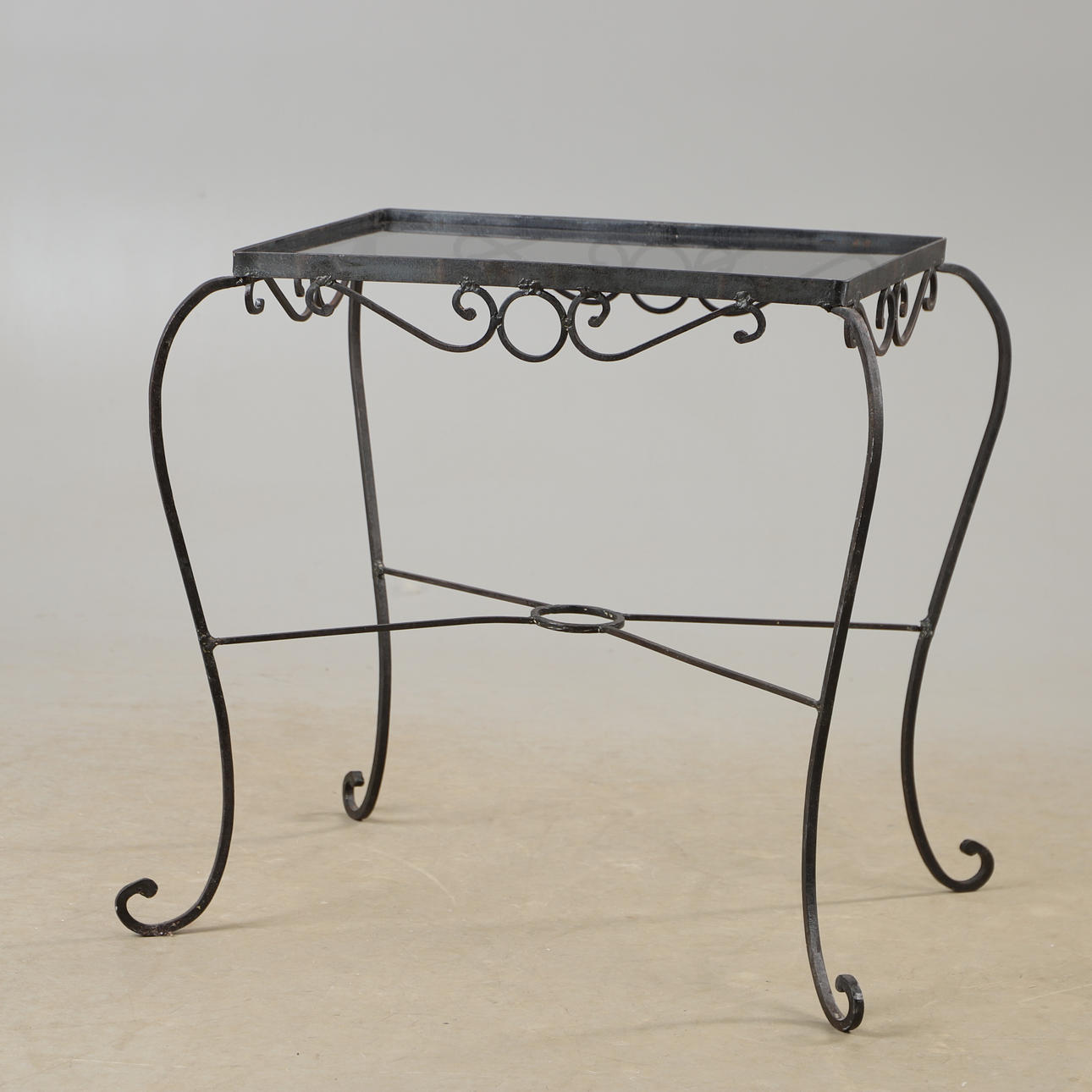 BORD, svartmålad smide med glasskiva.