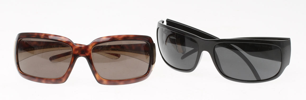 SOLGLASÖGON 2 par, Prada samt Dolce & Gabbana.
