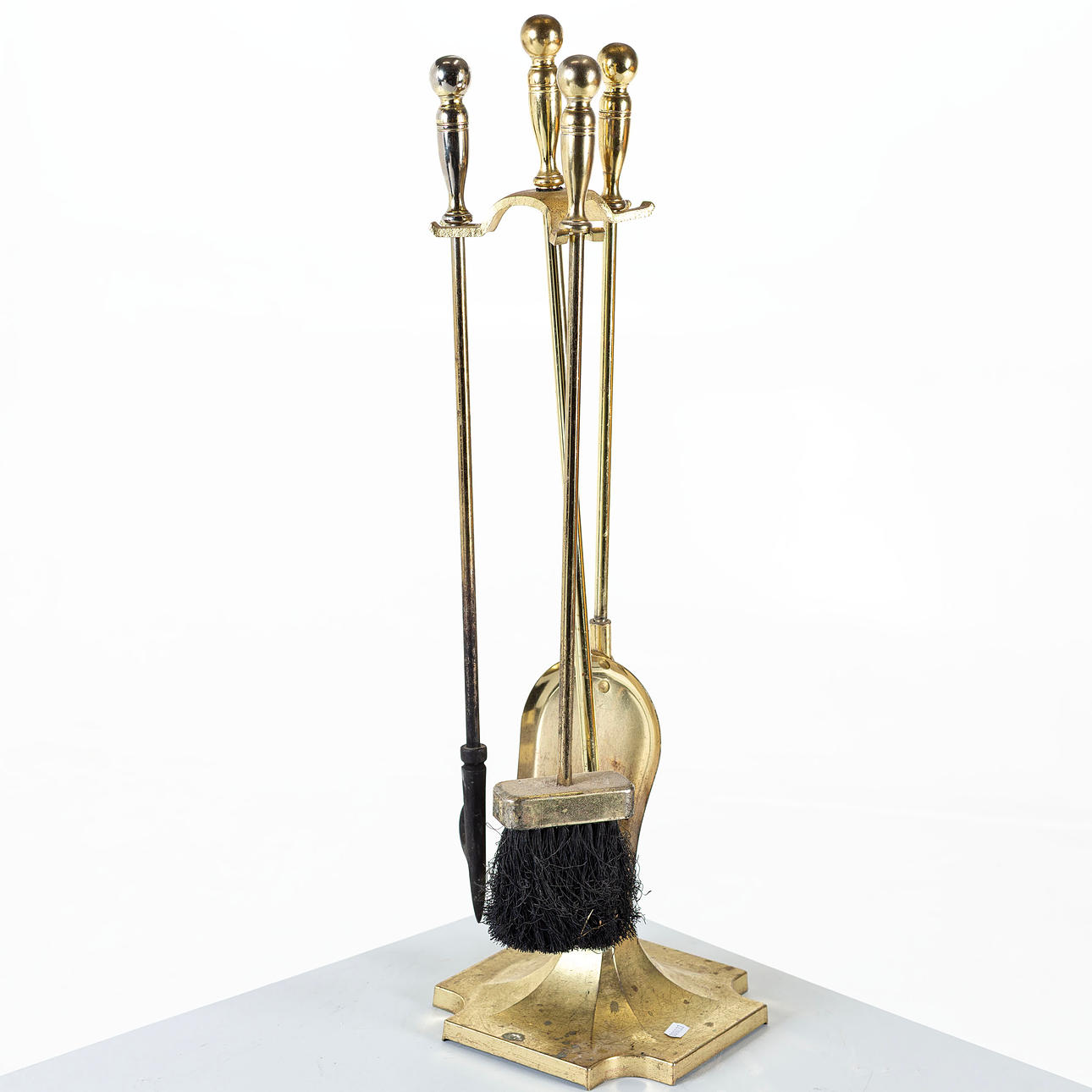 KAMIN, gelbes Metall.