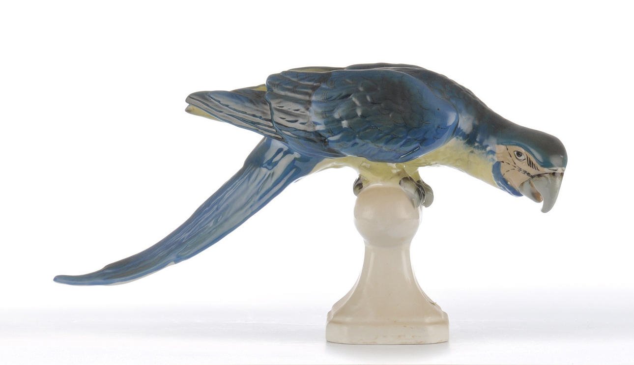 ROYAL DUX. Polychrome papegoja. Stor porslin statyett.