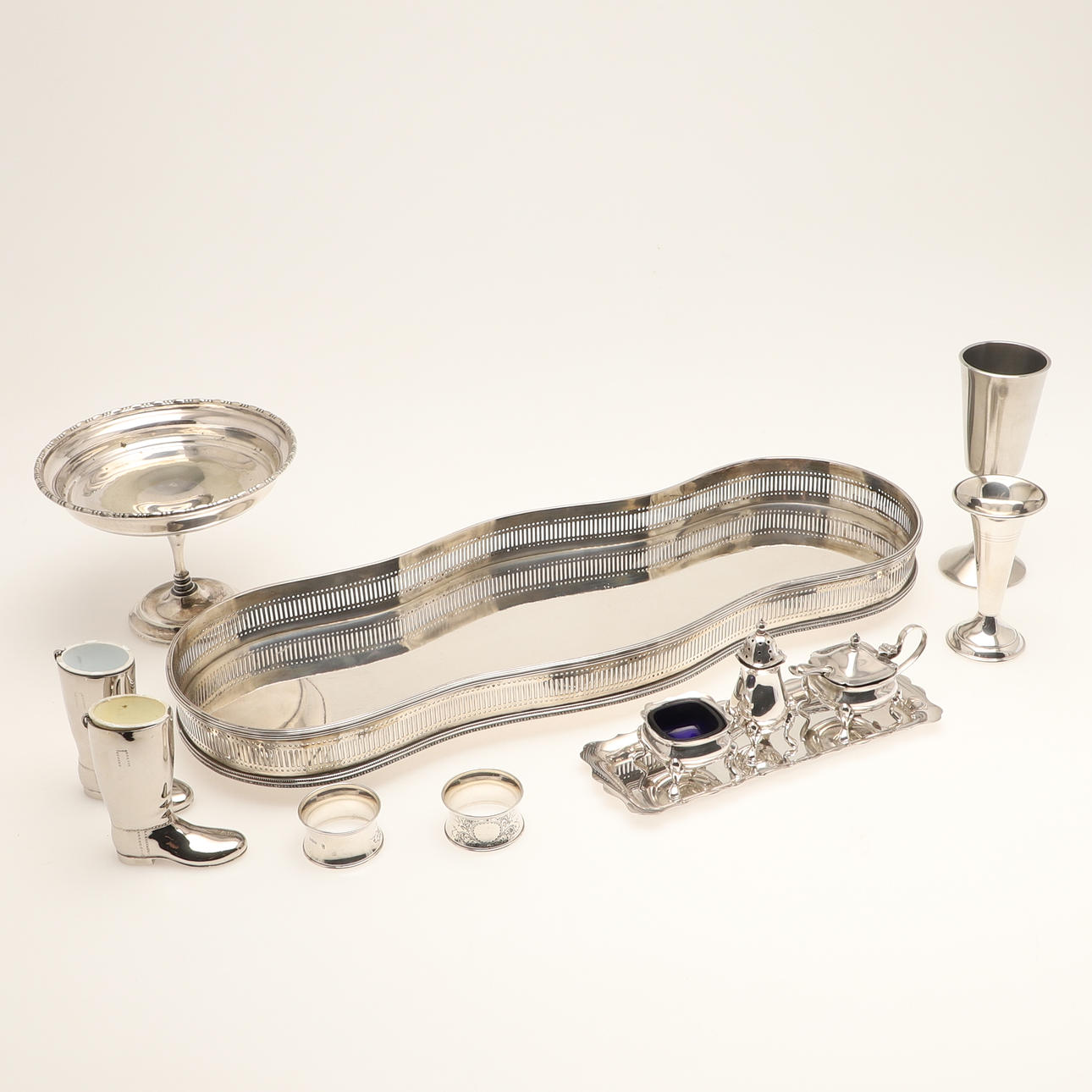 EIN PAAR SILBERNE SERVIETTENRINGE UND EINE MENGE VERSILBERTER GEGENSTÄNDE.