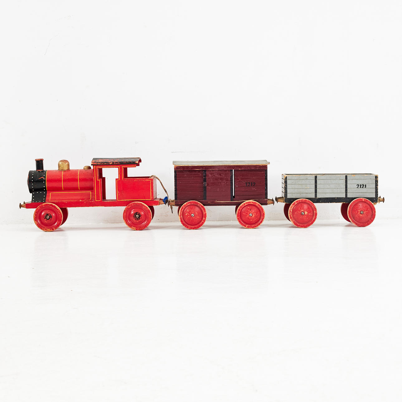 A toy train, 3 dlr., 1940s, painted wood.