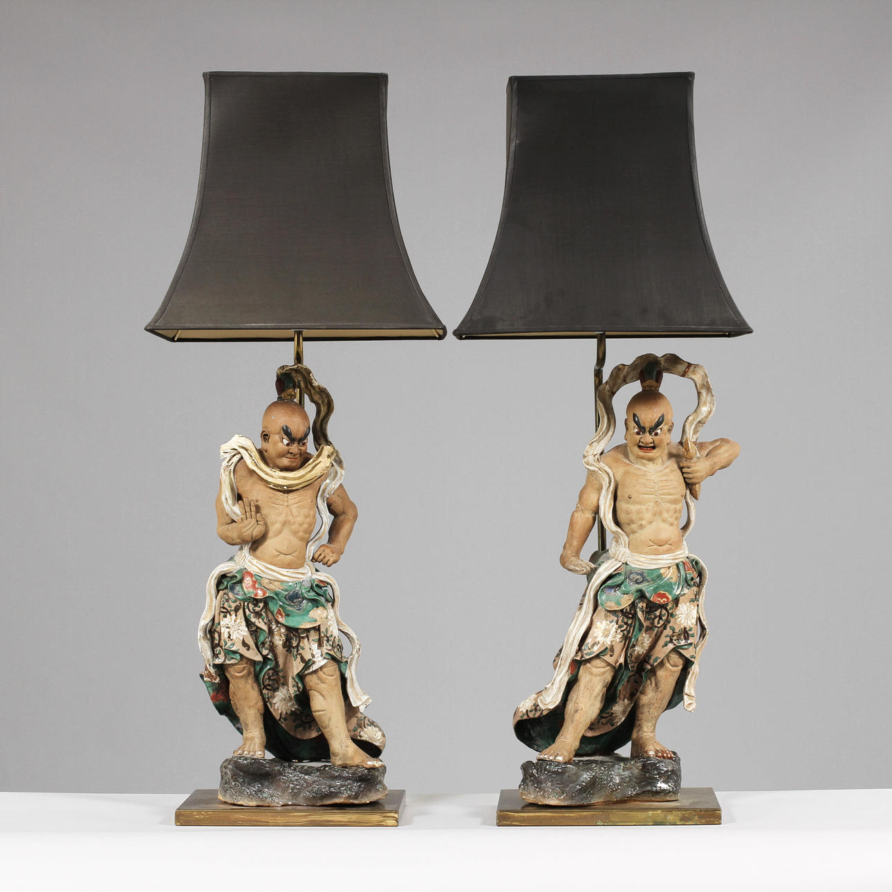 BORDSLAMPOR, ett par, delvis orientaliska, 1900-tal.