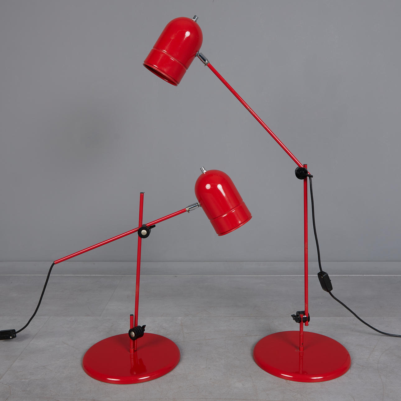Two red lamps/table lamps, adjustable bracket (2).