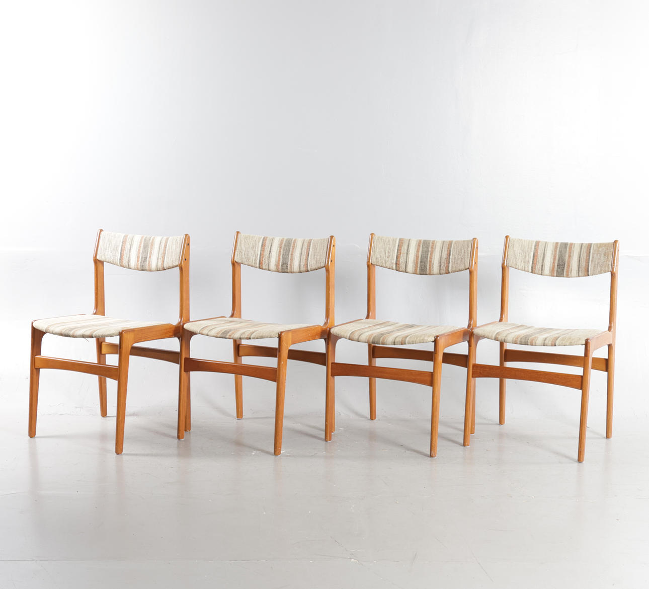 DANSK MØBELDESIGN. Set on four dining chairs with teak frames, seat and back upholstered with wool. Manufactured at Anderstrup Møbelfabrik. (4).