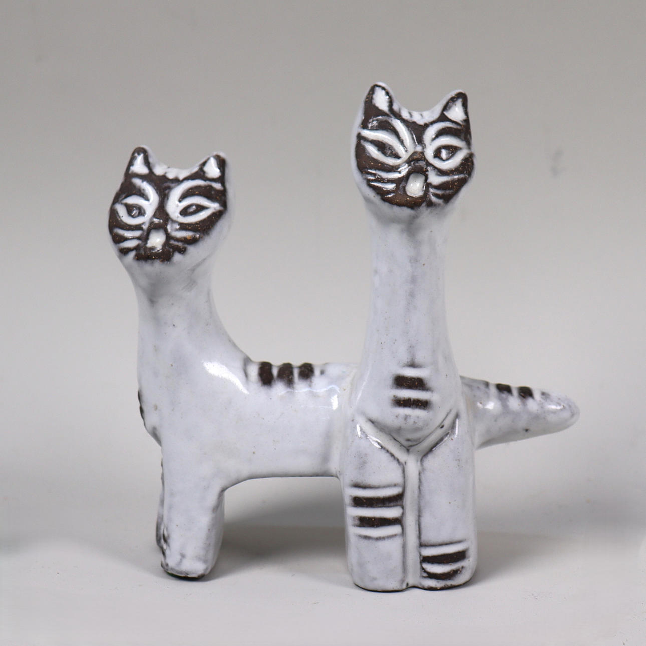 ESTER WALLIN, Upsala Ekeby, figur, katte i stentøj.