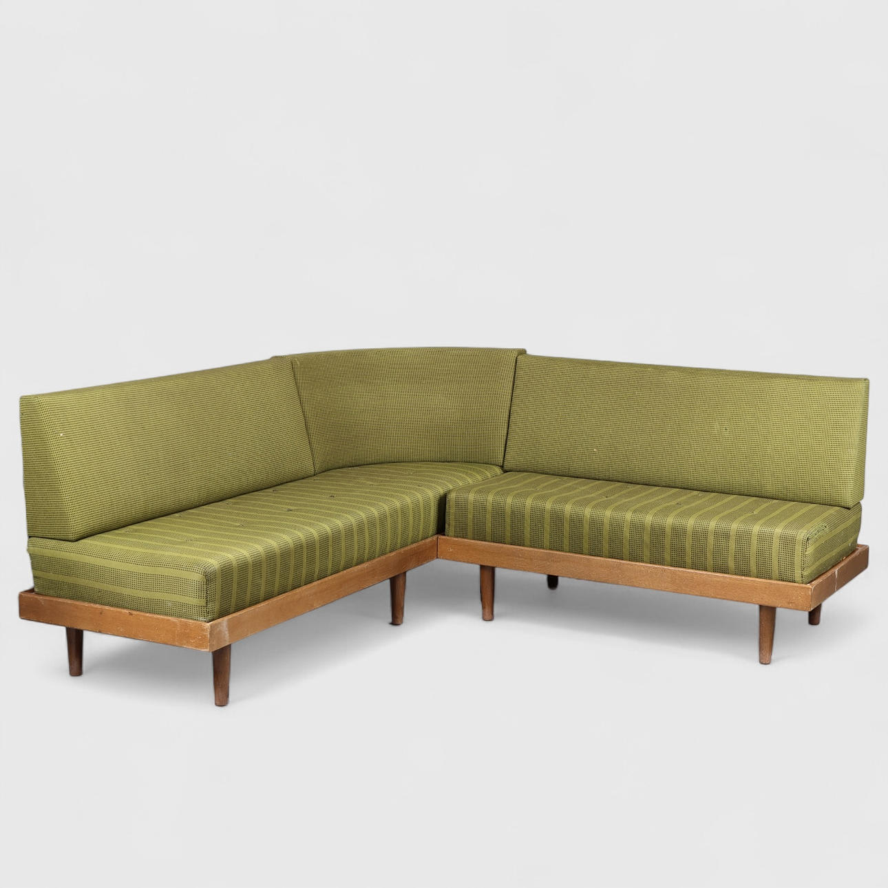 Corner sofa/daybed, oak frame, loose mattresses and back upholstered with wool, Danish cabinetmaker, Denmark, mid 1900s (7).