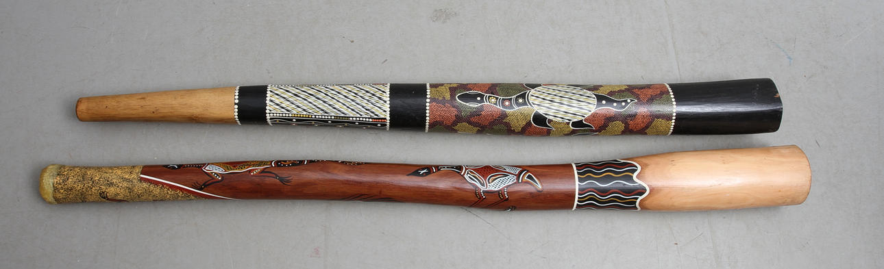 DIDGERIDOO, 2 st, bemålat trä. 19/2000-tal.