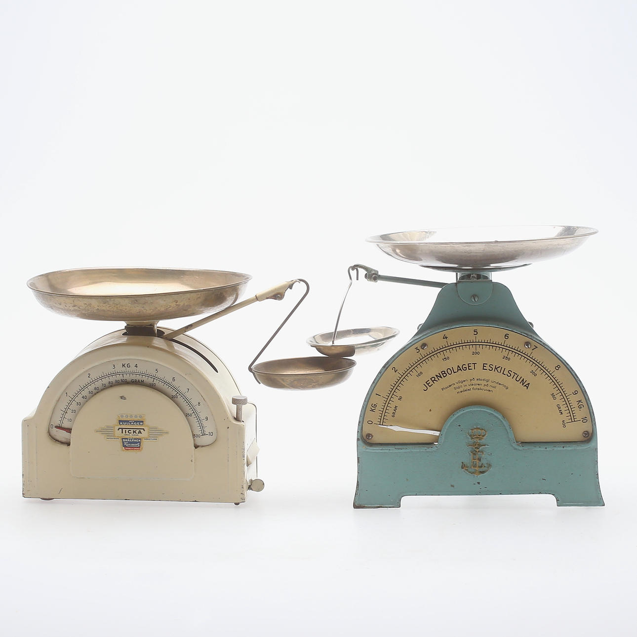 KÖKSVÅGAR, 2 st, järn/plåt samt metall, Jernbolgaget Eskilstuna samt Ticka, omkring 1900-talets mitt.