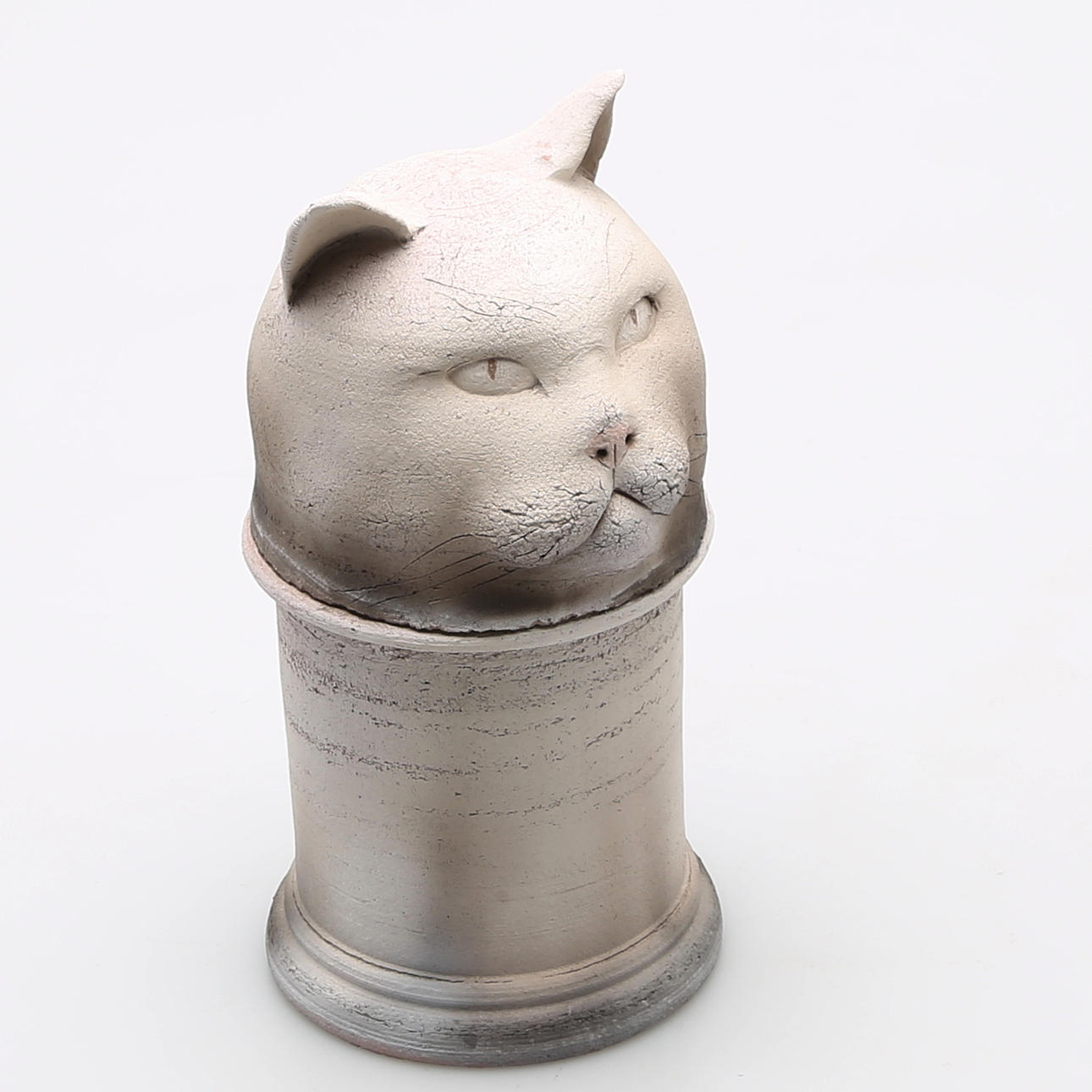 JOHAN THUNELL. Kattansikte på piedestal, lergods, signerad Thunell.