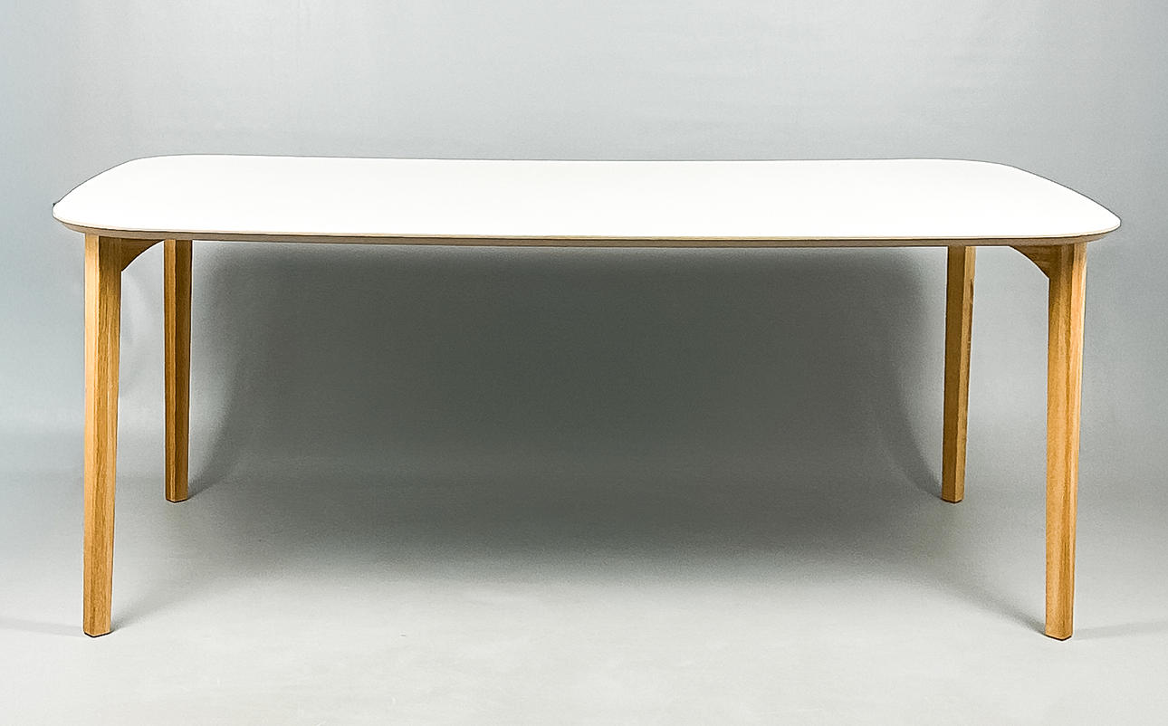 Esstisch, weiße laminierte Platte, Eichenbeine, 21. Jahrhundert.