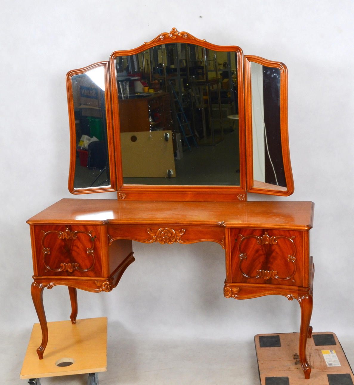 SMINKBORD, rokokostil, 1900-talets andra hälft.