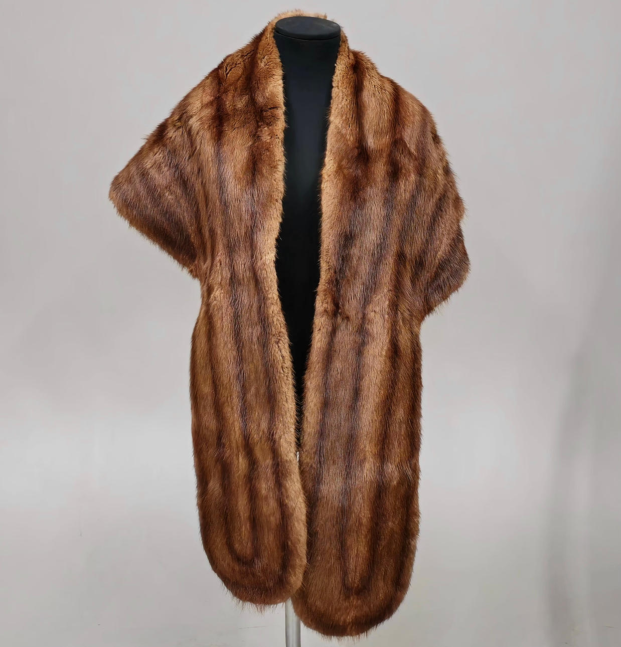 STOLA IN COGNACFARBENEM NERZ.