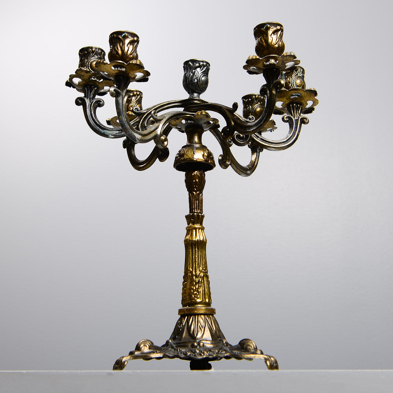 Un candelabro de estilo rococó, primera parte del siglo XX.