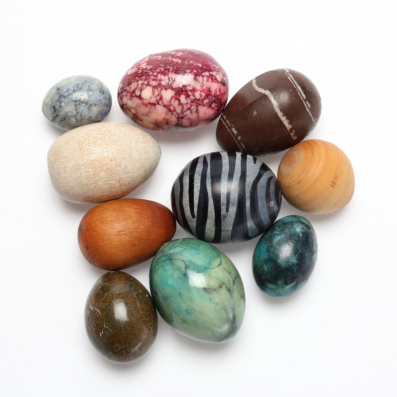 ASSORTED STONE AND WOODEN EGGS. 10 pcs. Different size.