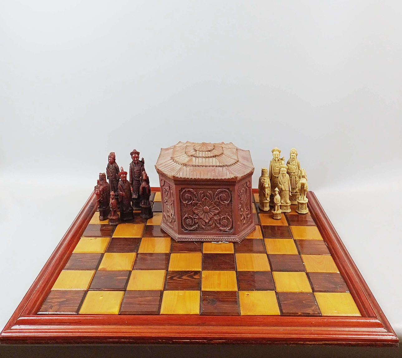 KIINALAINEN MUOTOILUHARTSI-SHAKKISETTI.