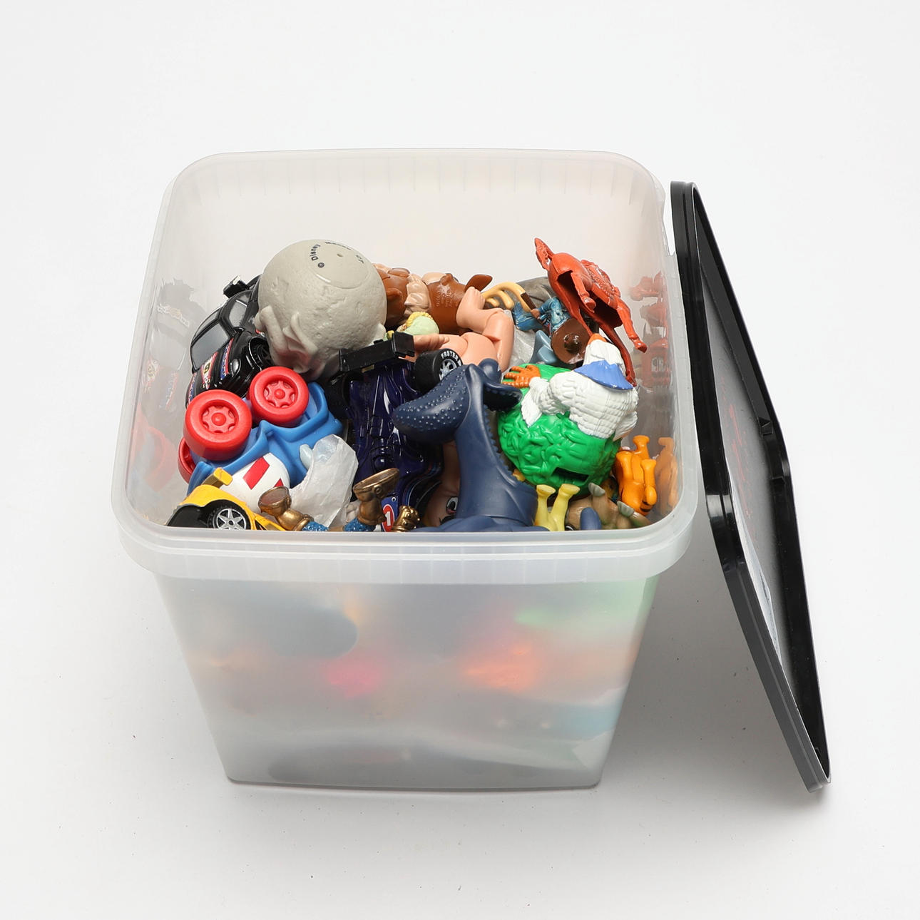 VARIOUS PLASTIC FIGURES/MINIATURES. a batch.