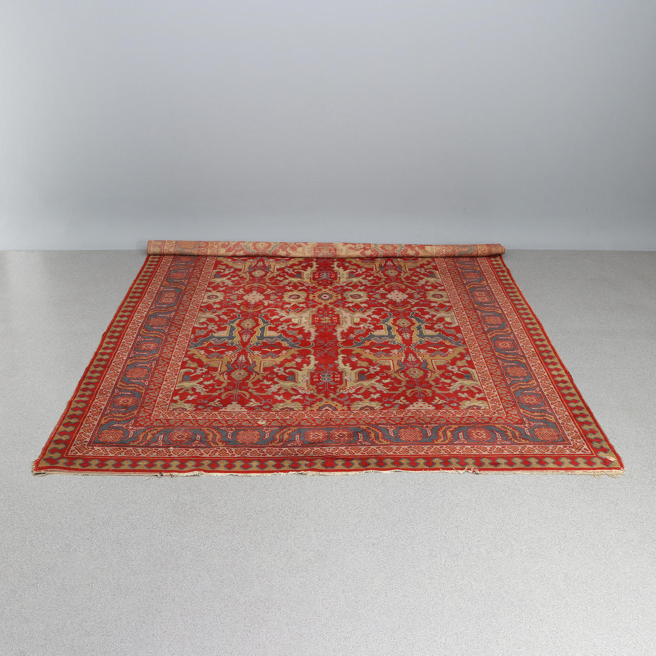 CARPET. Machine knotted. Semiantique/antique.