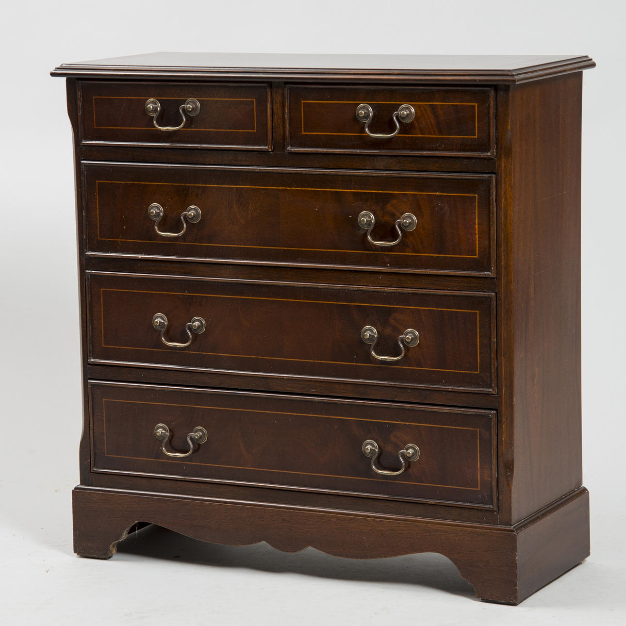 BYRÅ, 5-lådig, mahogny, engelsk stil, 1900-talets andra hälft.