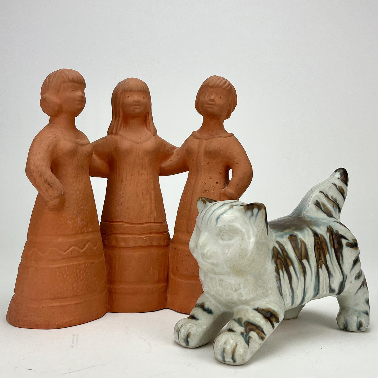 EINE FIGUR, Irma Yourstone, Upsala-Ekeby und FIGUR, Katze, Åke Thornblad, Höganäs-Keramik.