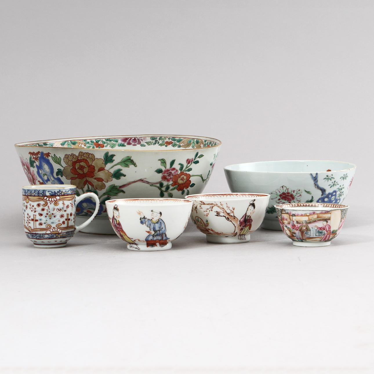 SKÅLAR, 2 st samt TEKOPPAR, 4 st, porslin, Kina, 1700-tal.