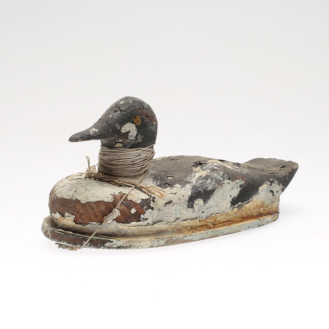 VETTE, skuret trä, 1900-tal.