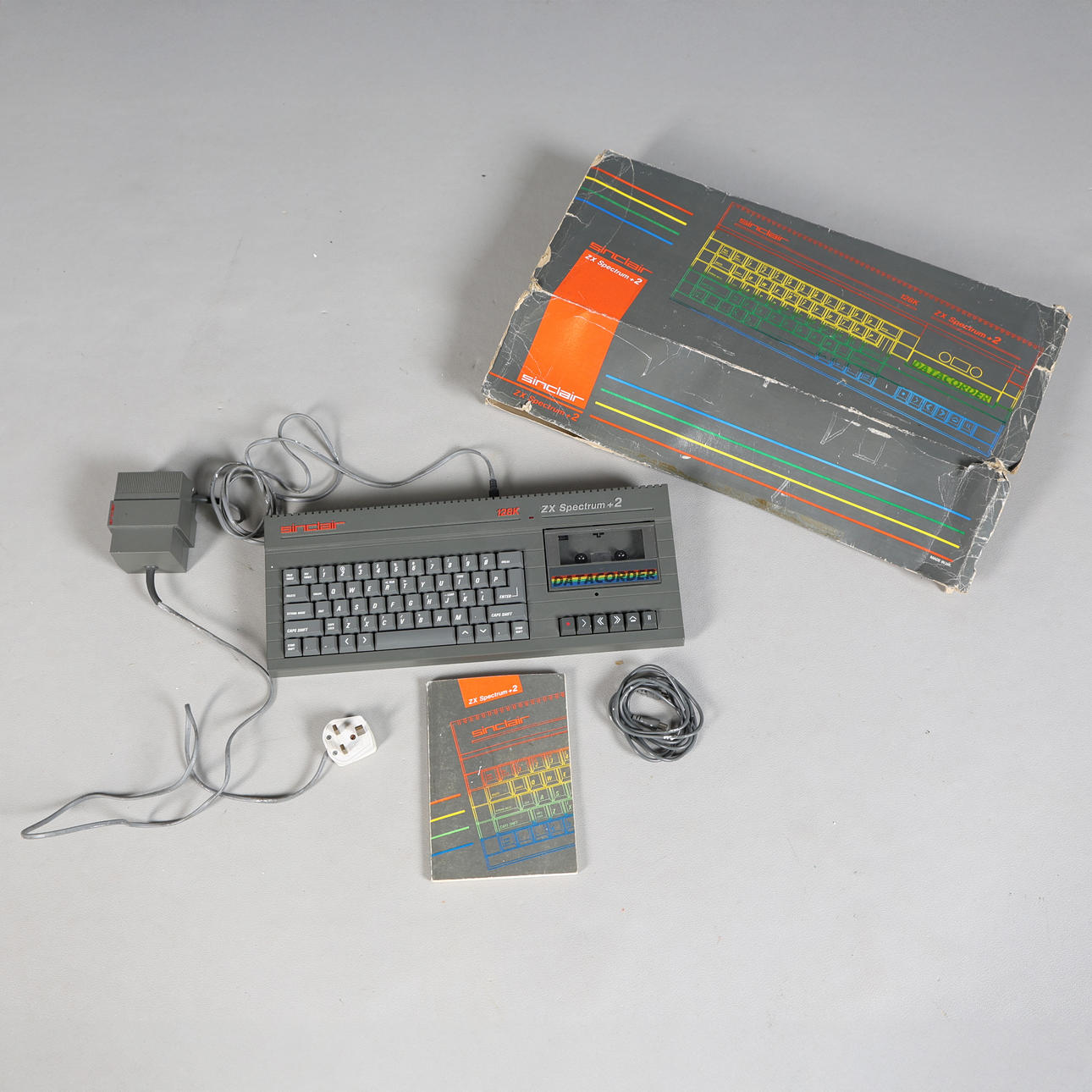 A SINCLAIR ZX + 2 SPECTRUM.