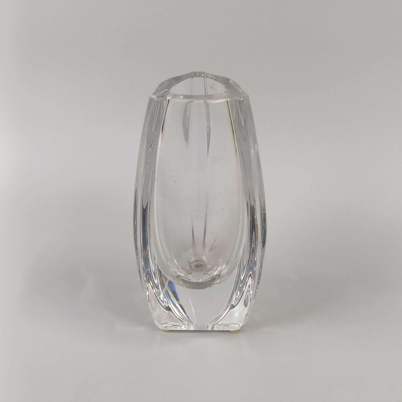 VINTAGE BACCARAT CRYSTAL VASE.
