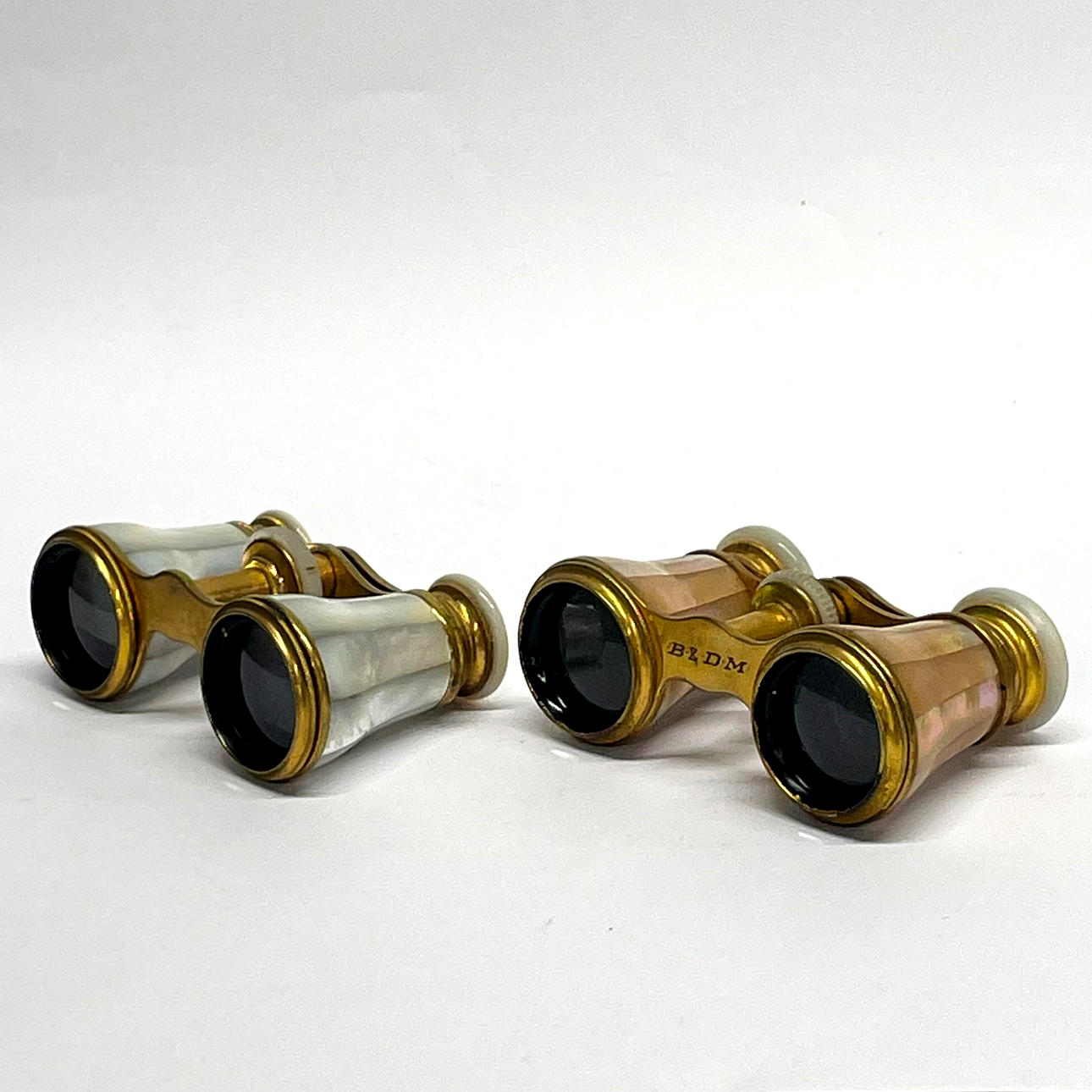 TVÅ PAR OPERAGLASÖGON.