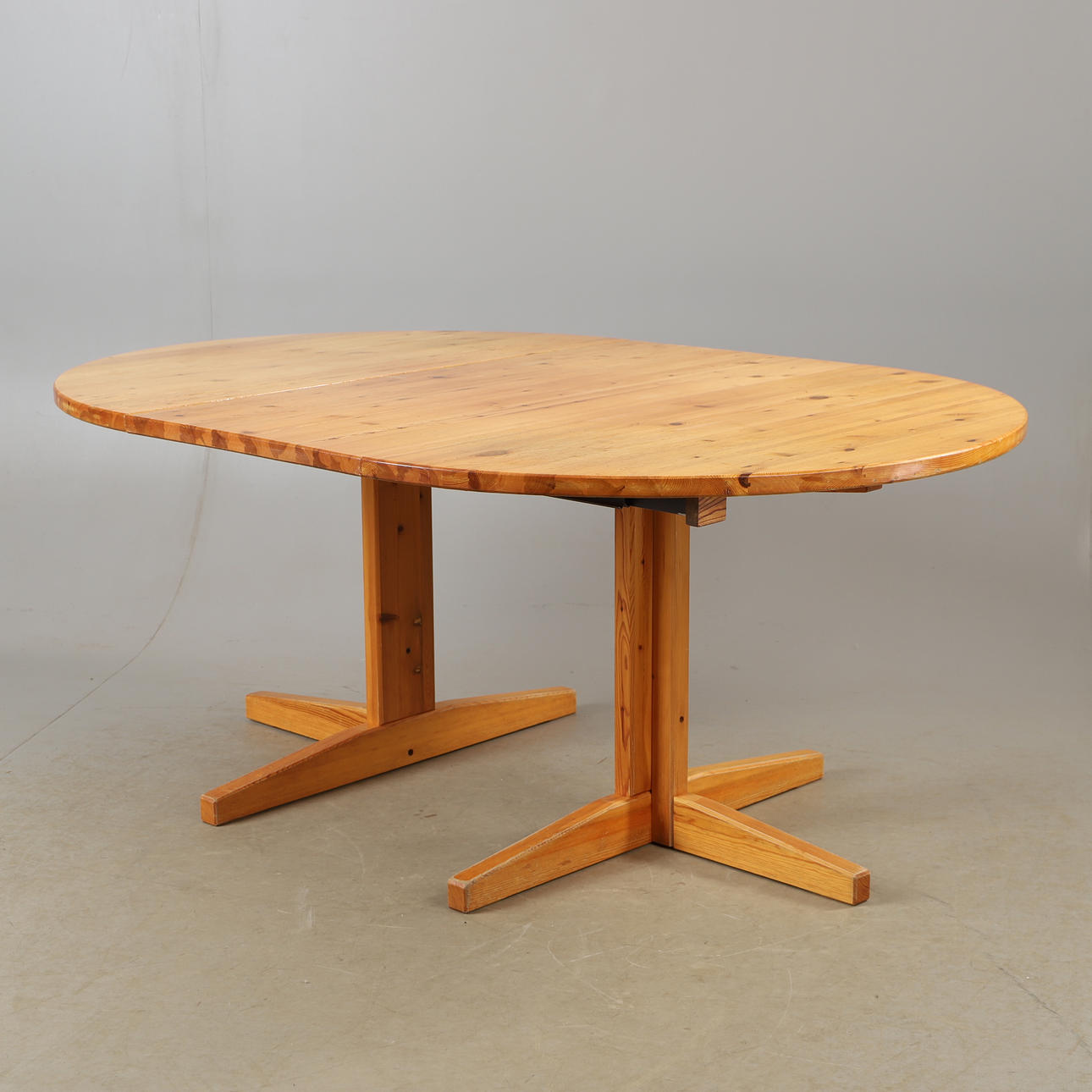 KARIN MOBRING. Spisebord, „Klacken“, fyr.