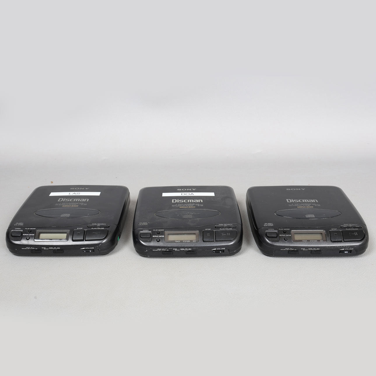 THREE SONY DISCMAN D-33 PORTABLE CD PLAYERS (3).