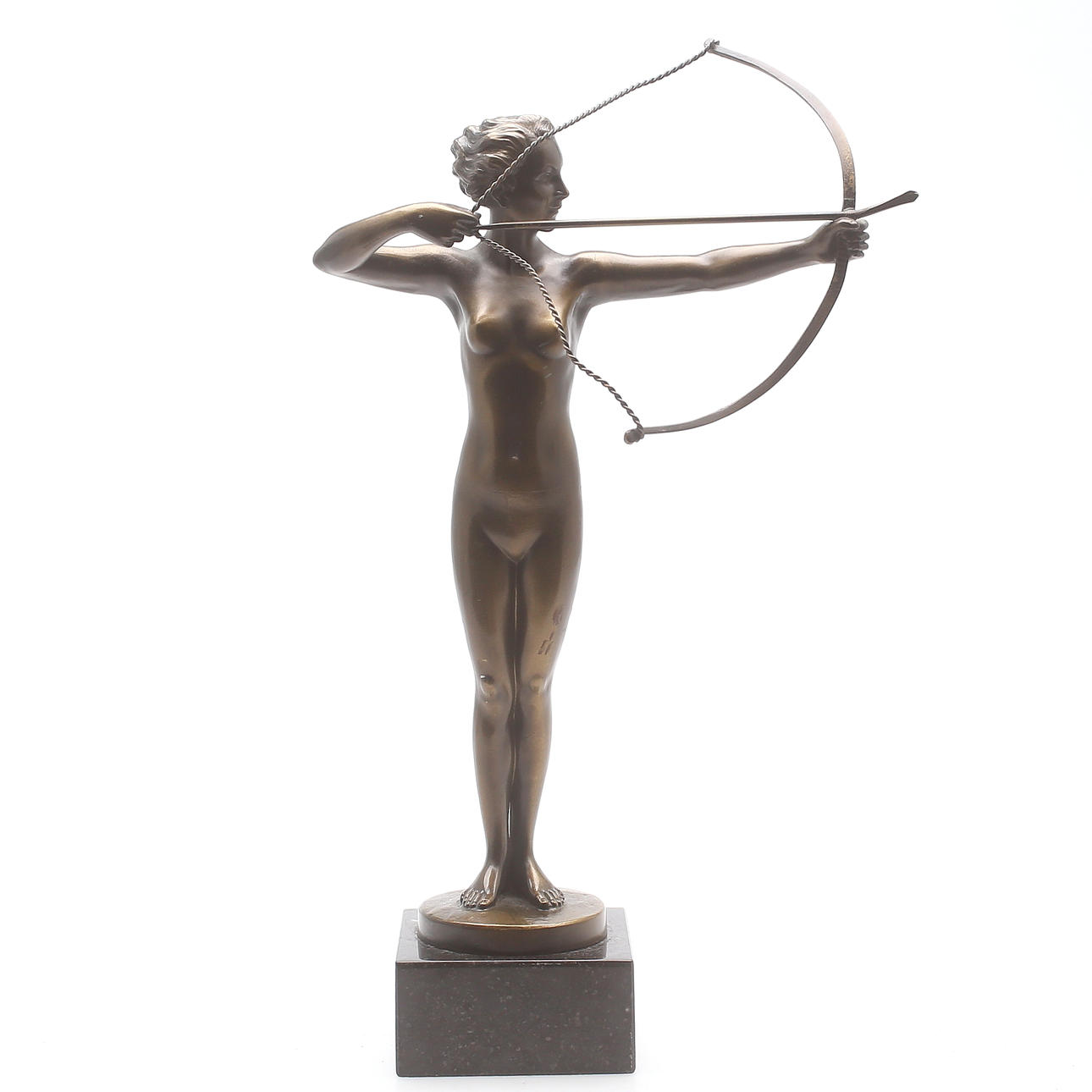 OIDENTIFIERAD KONSTNÄR. SKULPTUR, gulmetall, Kvinna med Båge, sockel i porfyr, 1900-tal.