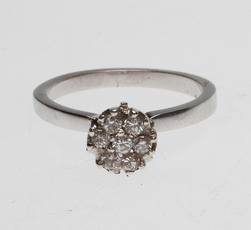 RING, 18k vitguld med diamanter, vikt ca 3,5 gram.