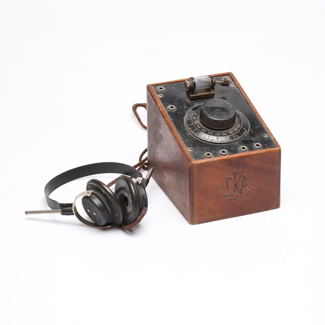 KRYSTAL MODTAGER MED HOVEDTELEFONER, EKA.