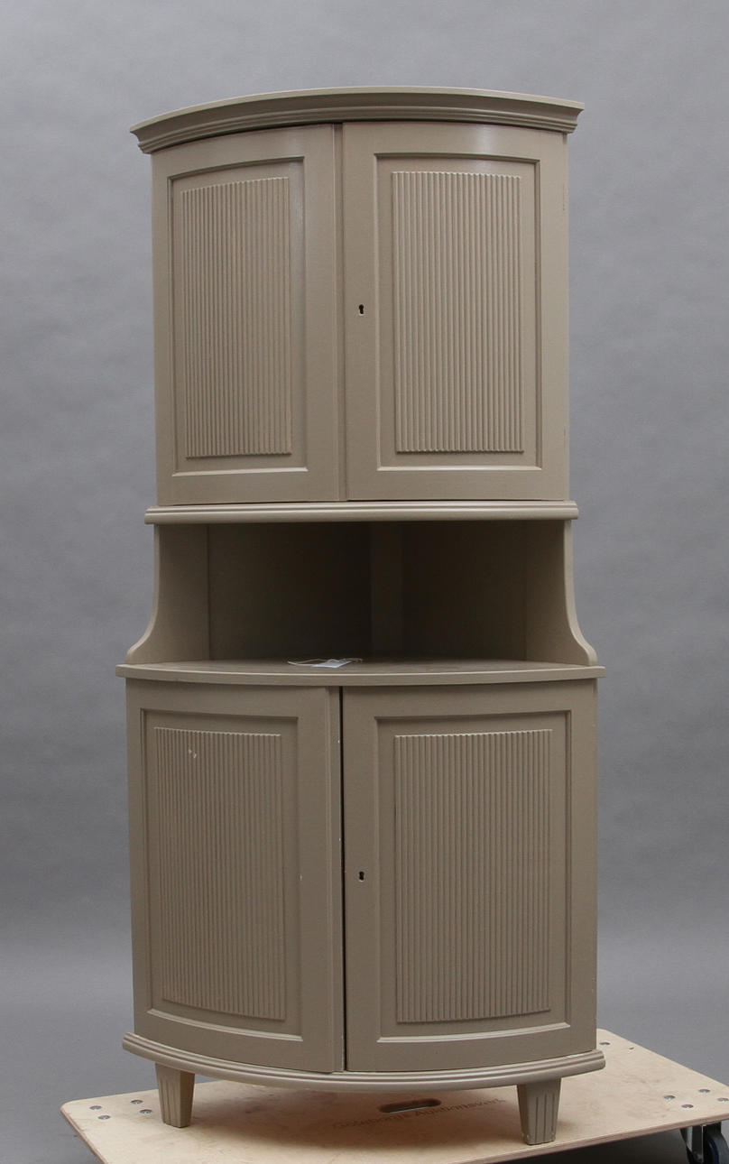 HÖRNSKÅP, halvrunt, gråmålat, gustaviansk stil, 1900-tal.