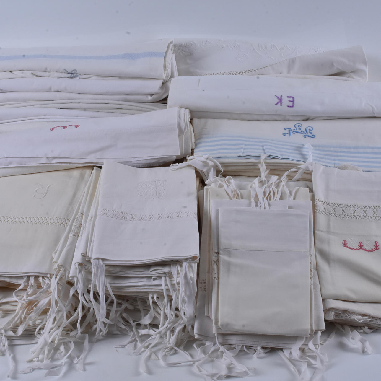 LARGE BATCH OF BED LINEN.