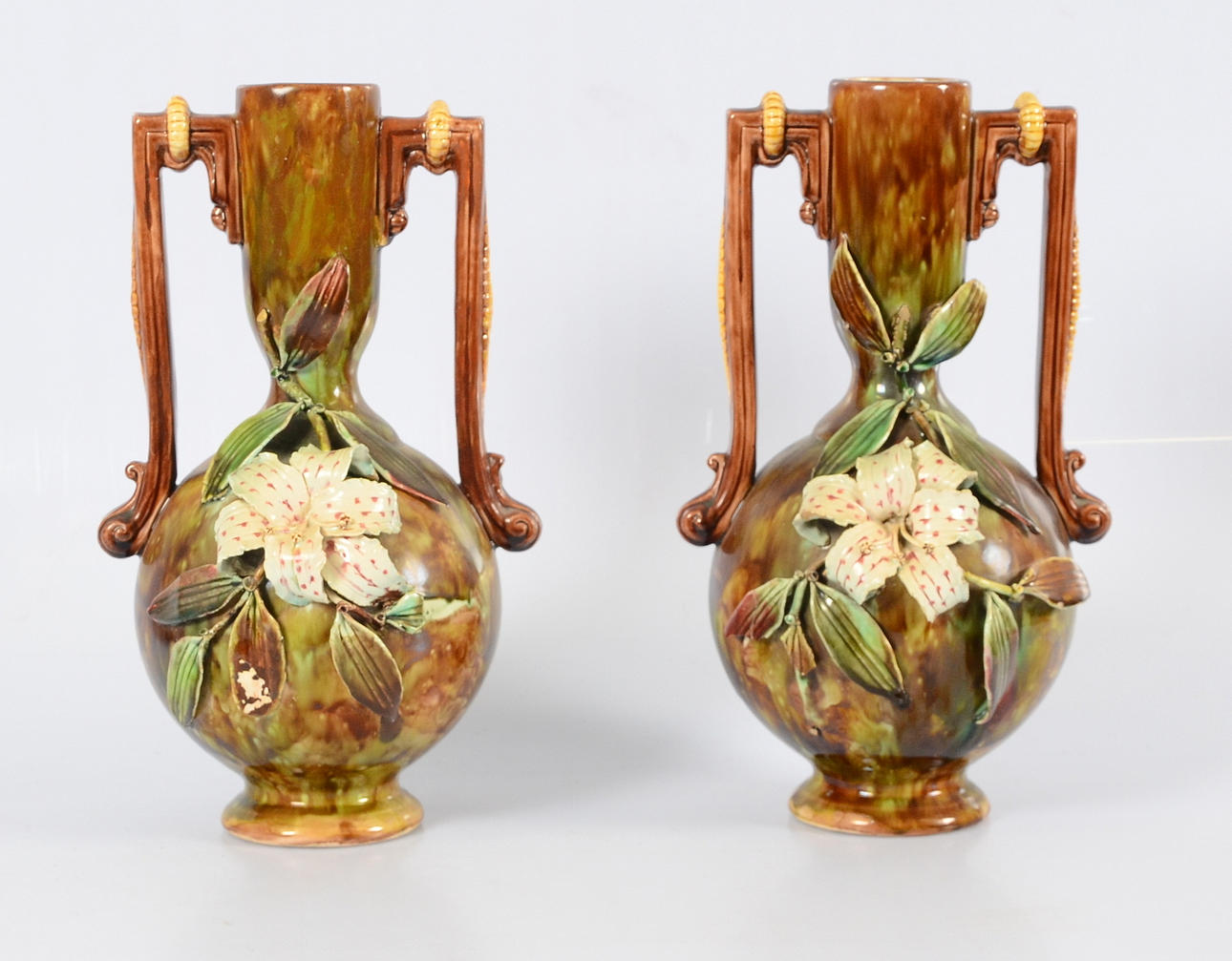 VASER, majolika, ett par, omkring sekelskiftet 1900.