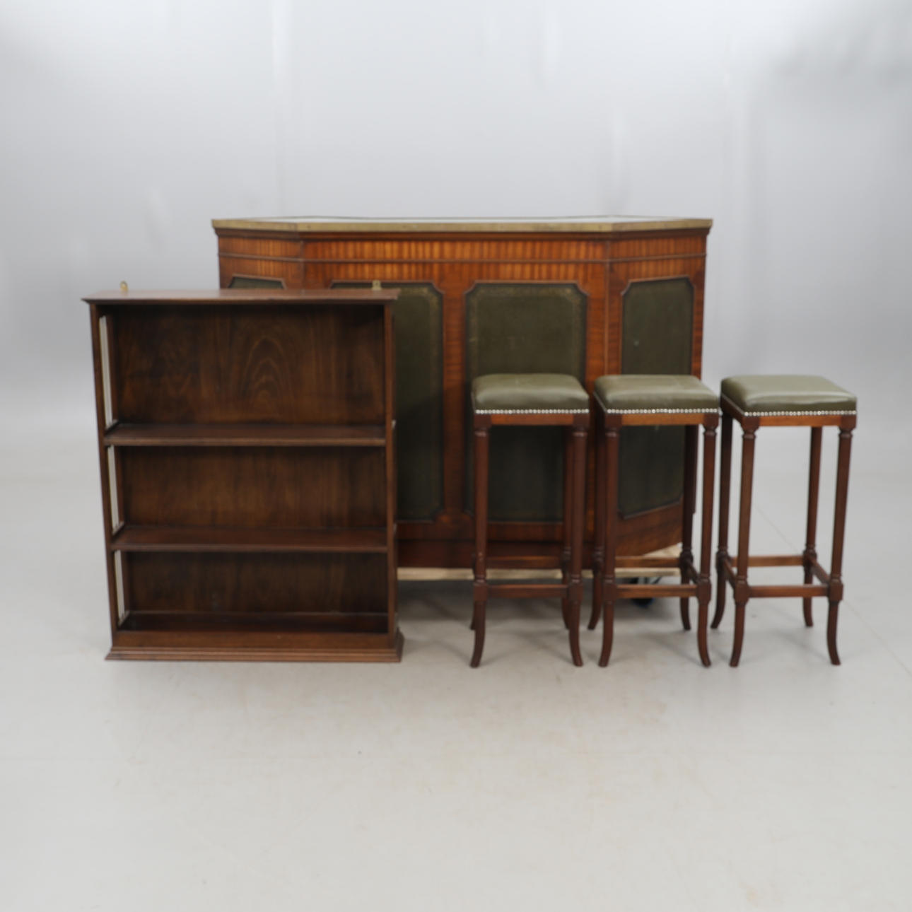 BARCOUNTER med stole og væghylde, engelsk stil, 5 stk.