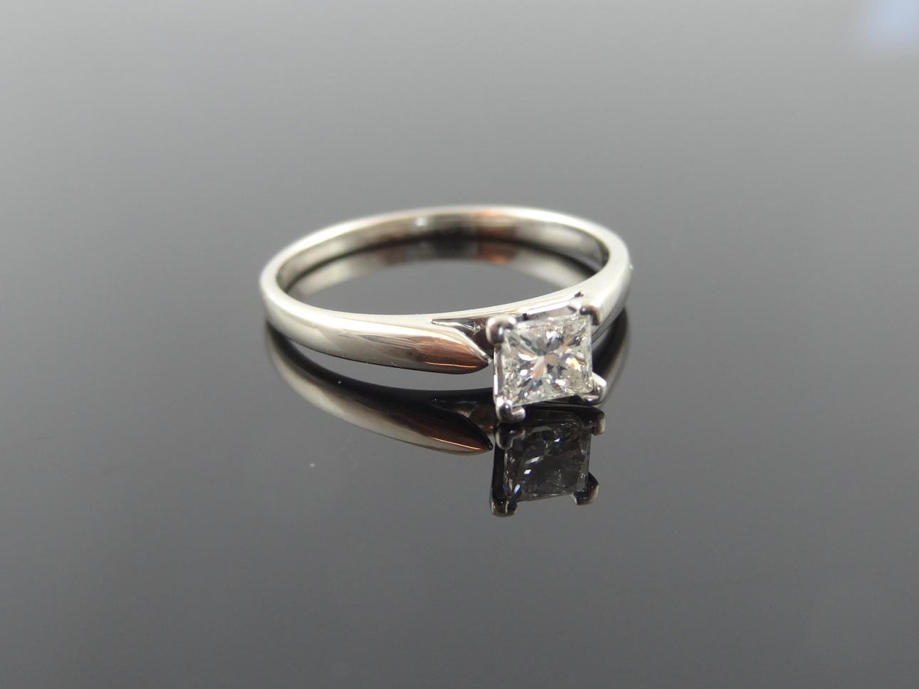 SOLITAIRE PRINCESS DIAMOND RING 0,42ct 14k gold.