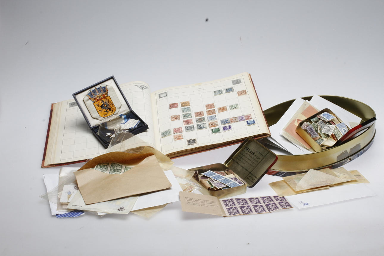 FRIMÄRKEN samt MEDALJ och MINIATYR.