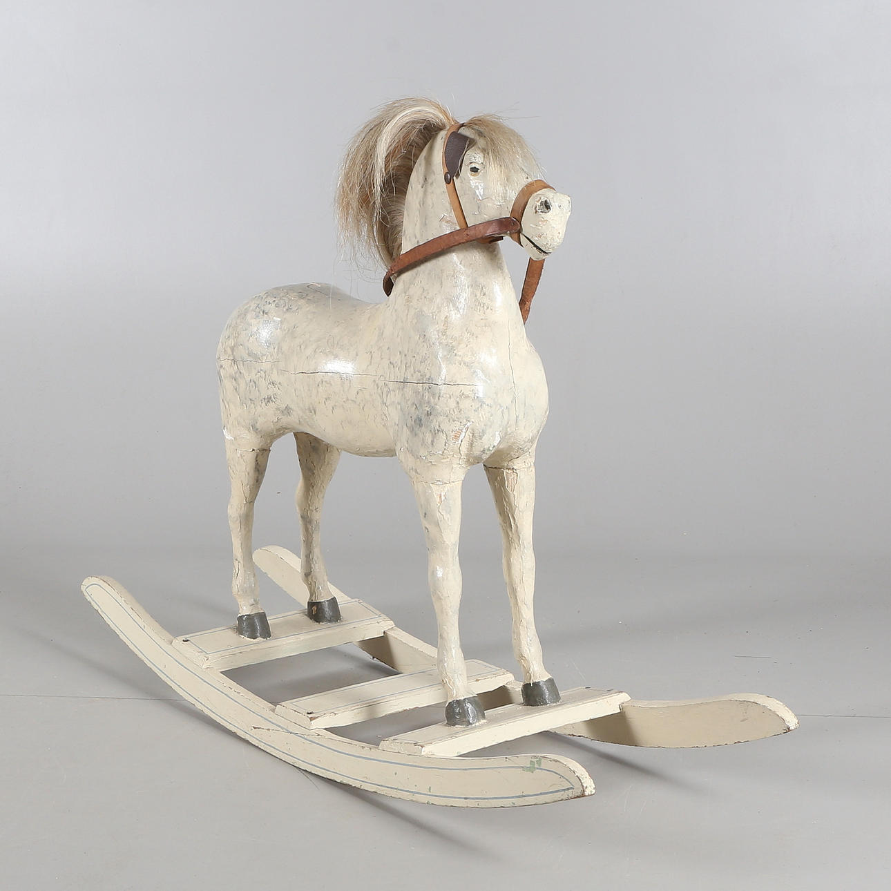 GUNGHÄST ÄLDRE, trä, grå/vit målning, hästtagel hår.