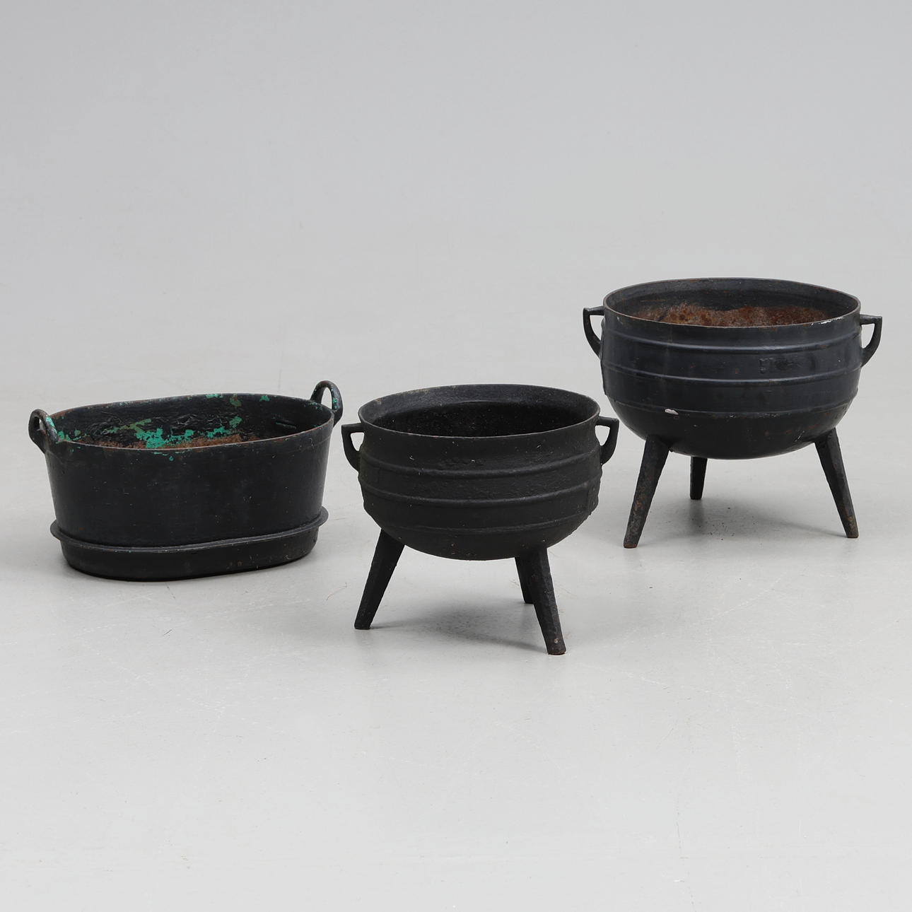 PLANTEPOTTER. 3 stk, støbejern.