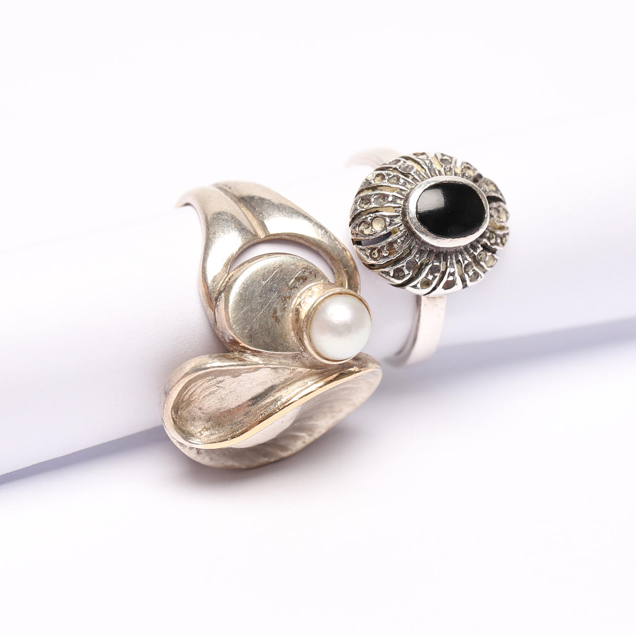 Ringe, to stk., sølv, bl.a. Linköping.