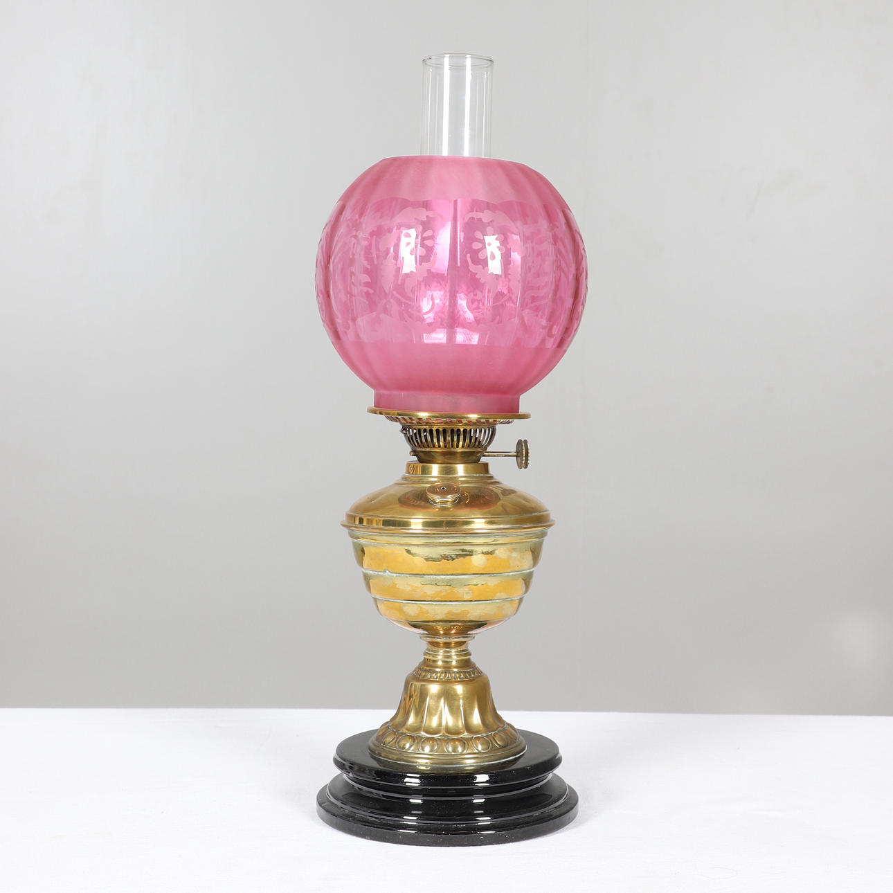 A VICTORIAN BRASS OIL LAMP.