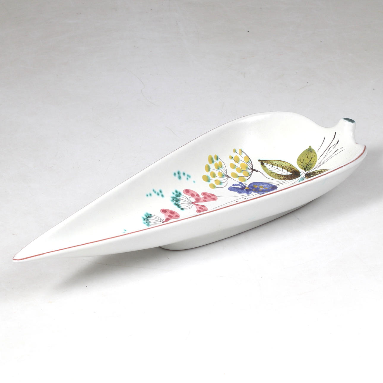 STIG LINDBERG. Plate, leaf shaped, faience, Gustavsberg studio.