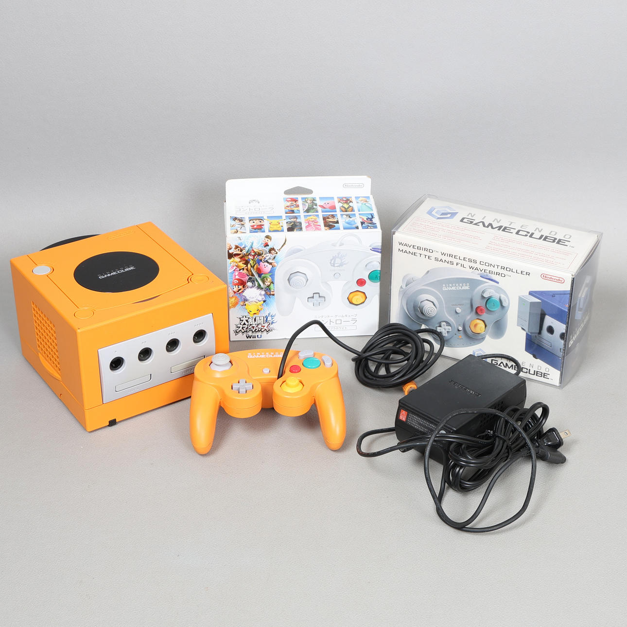 EIN ADAPTIERTER NINTENDO GAMECUBE UND DREI CONTROLLER (4).