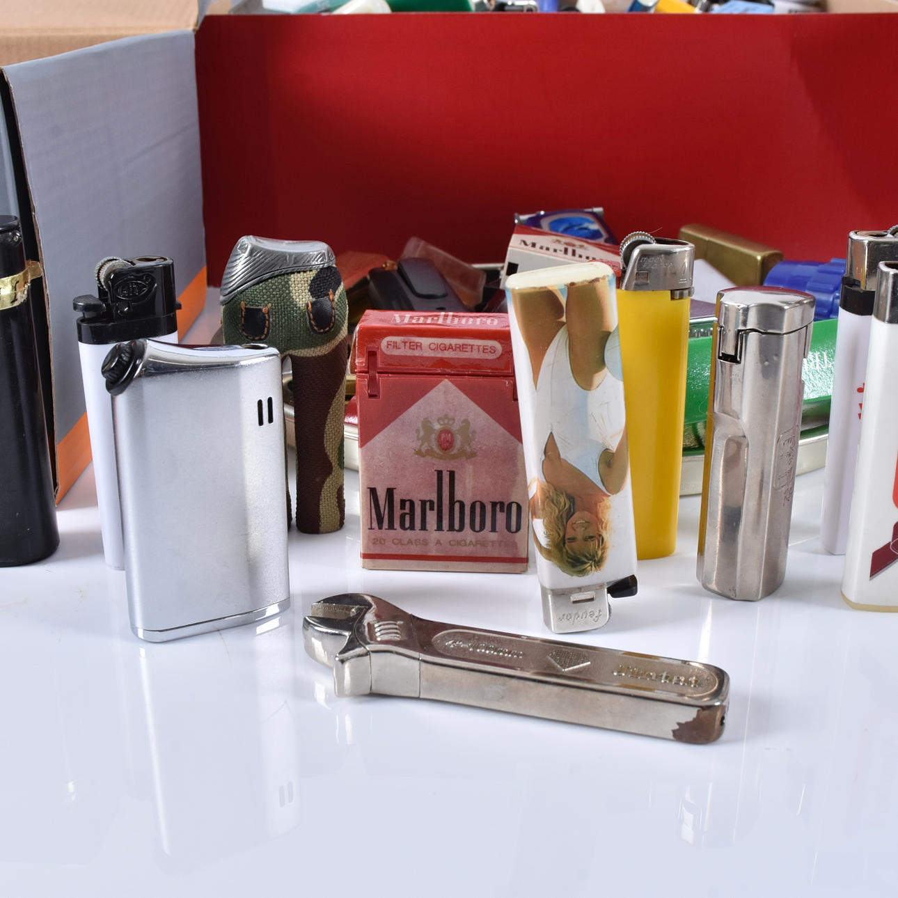 VERY LARGE BATCH OF CIGARETTE LIGHTERS.