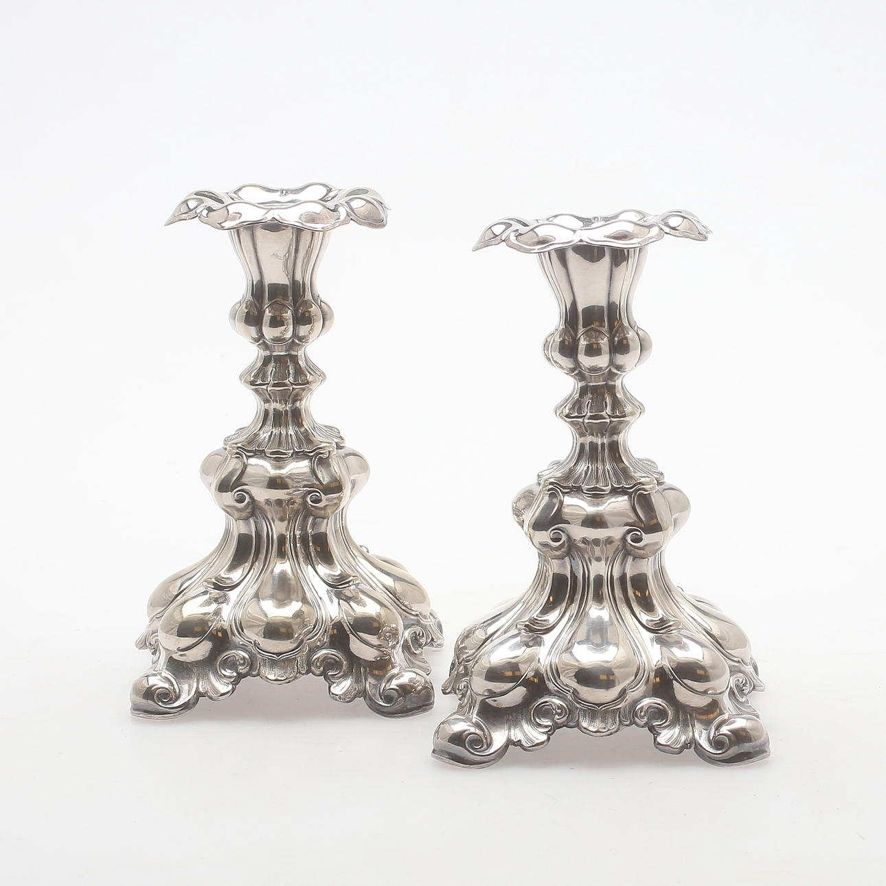 LJUSSTAKAR, ett par, nysilver, C.G.H, rokokostil, troligen 1900-talets andra hälft.