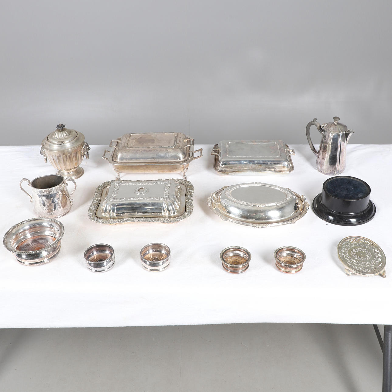A COLLECTION OF SILVER PLATED ITEMS.