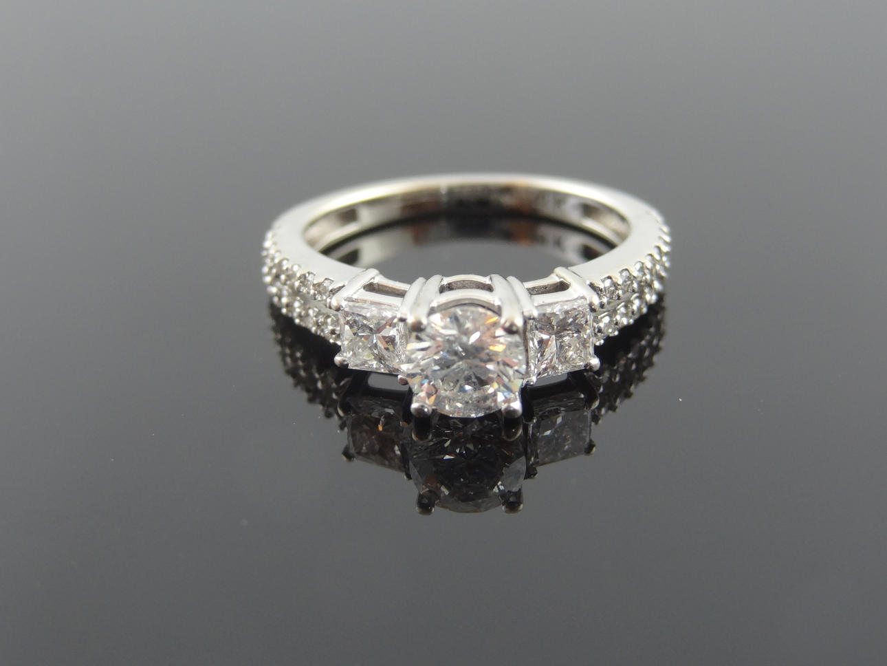 EXCLUCIVE DESIGN DIAMANT RING 1,02cts 14 k guld.